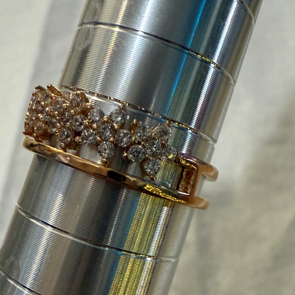 Elegant Gold-Tone Women's Ring - Picture 6 of 7